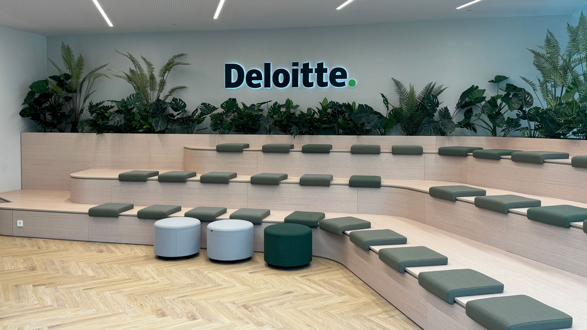 Deloitte rotulación sala