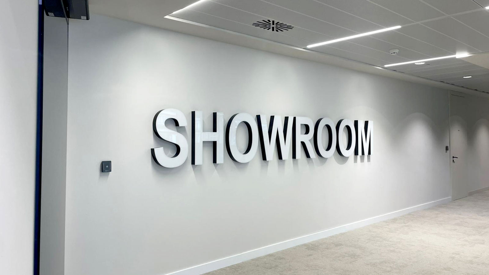 Deloitte rótulo showroom